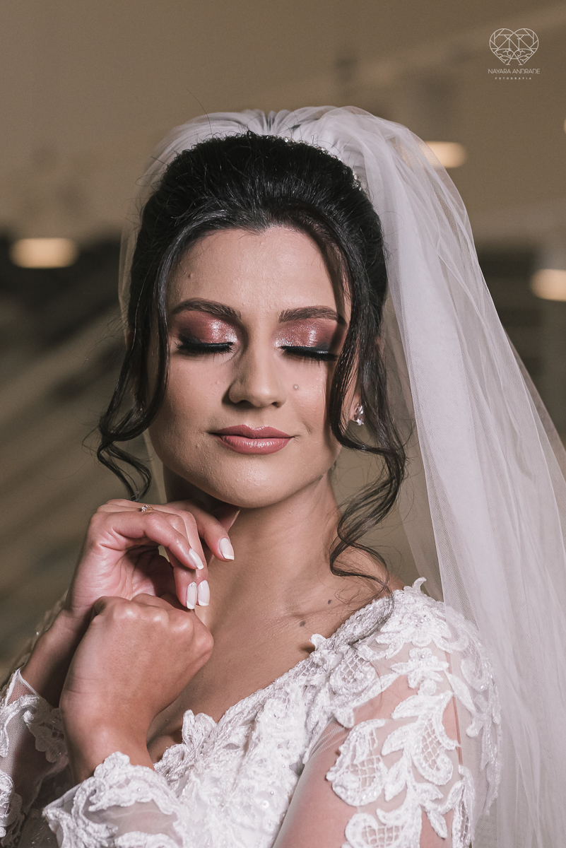 Making of de noiva b ela classica com veu e mantilha maquiagem  leve e vestido com renda noiva classica e fotografia de casamento pela fotografa mundialmente premiada nayara andrade
