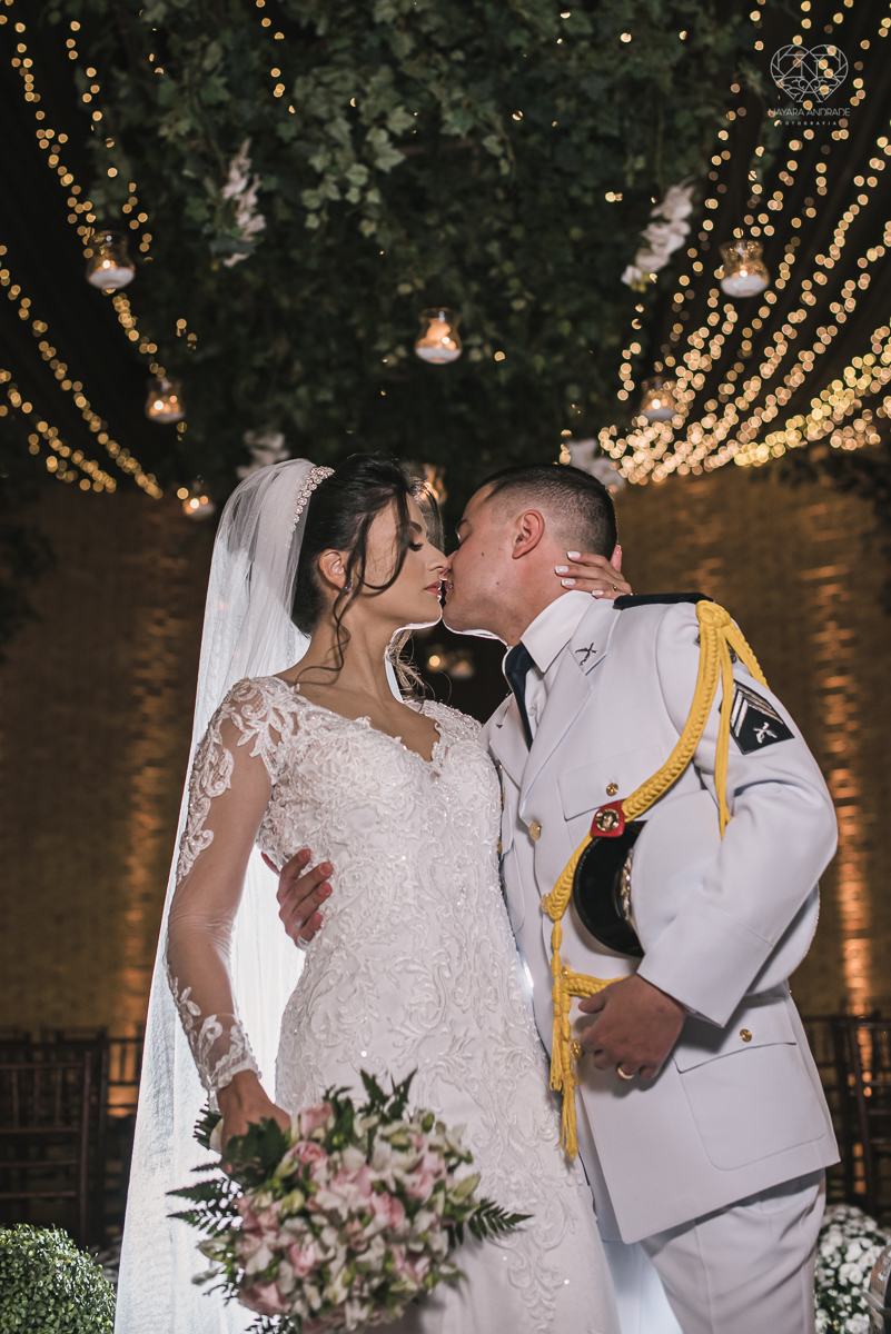 casamento classico com luzes e lustres no buffet napoleao em sao paulo fotografia de casamento pela fotografa premiada mundialmente nayara andrade da cidade de santos inspiraçao de casamento decoraçao classica
