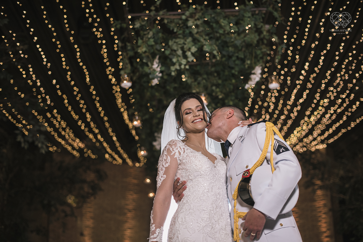 casamento classico com luzes e lustres no buffet napoleao em sao paulo fotografia de casamento pela fotografa premiada mundialmente nayara andrade da cidade de santos inspiraçao de casamento decoraçao classica
