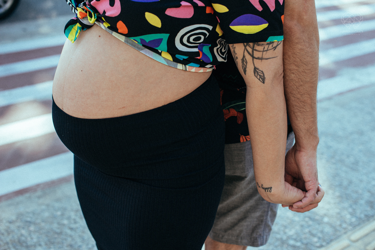 Ensaio gestante feito na praia de santos  litoral de sao paulo pela fotografa premiada nayara andrade fotos leves naturais e com emoçao mulher gravida inspiraçao de fotos  gravidez na praia