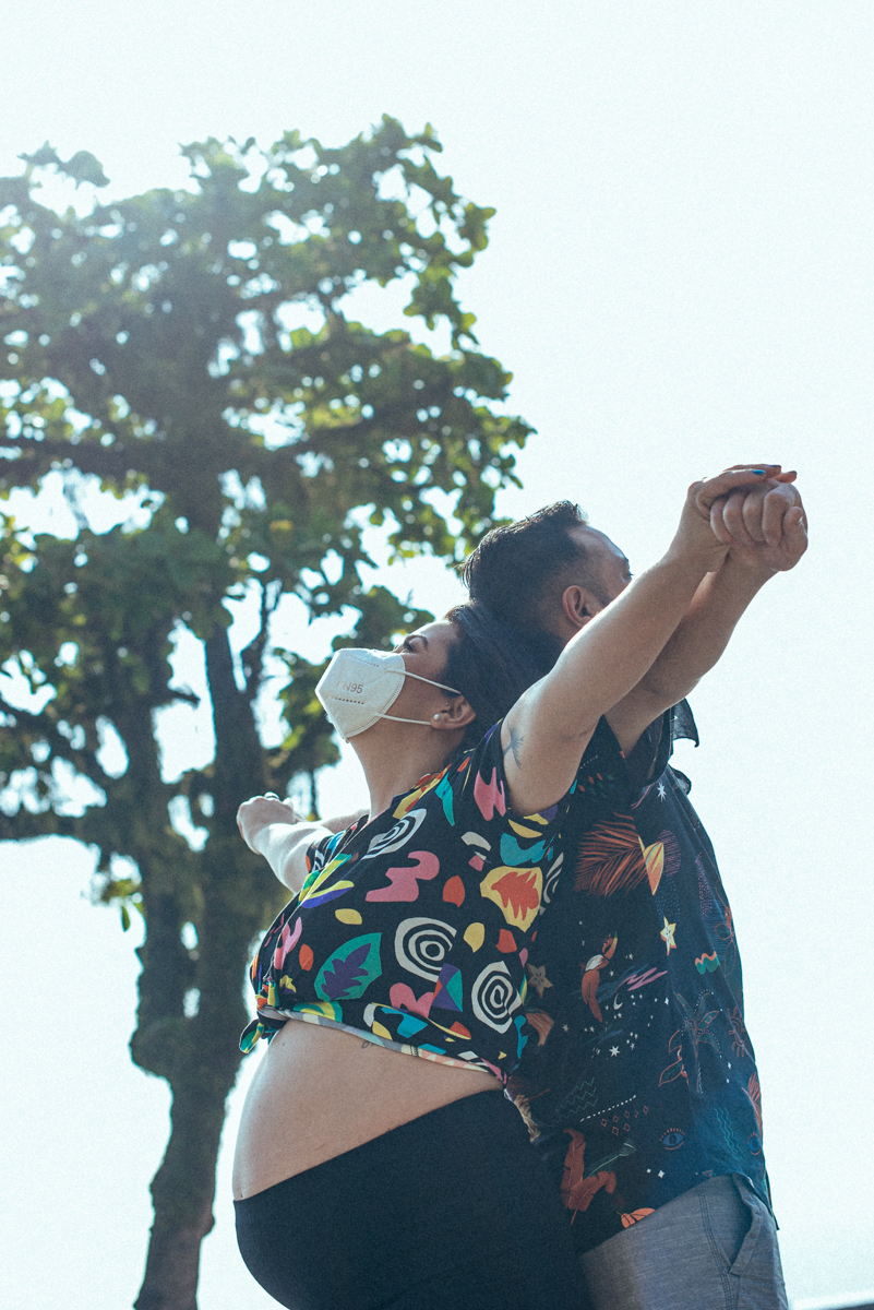 Ensaio gestante feito na praia de santos  litoral de sao paulo pela fotografa premiada nayara andrade fotos leves naturais e com emoçao mulher gravida inspiraçao de fotos  gravidez na praia