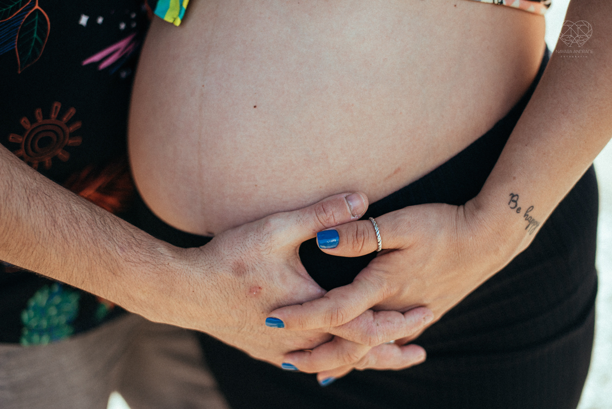 Ensaio gestante feito na praia de santos  litoral de sao paulo pela fotografa premiada nayara andrade fotos leves naturais e com emoçao mulher gravida inspiraçao de fotos  gravidez na praia