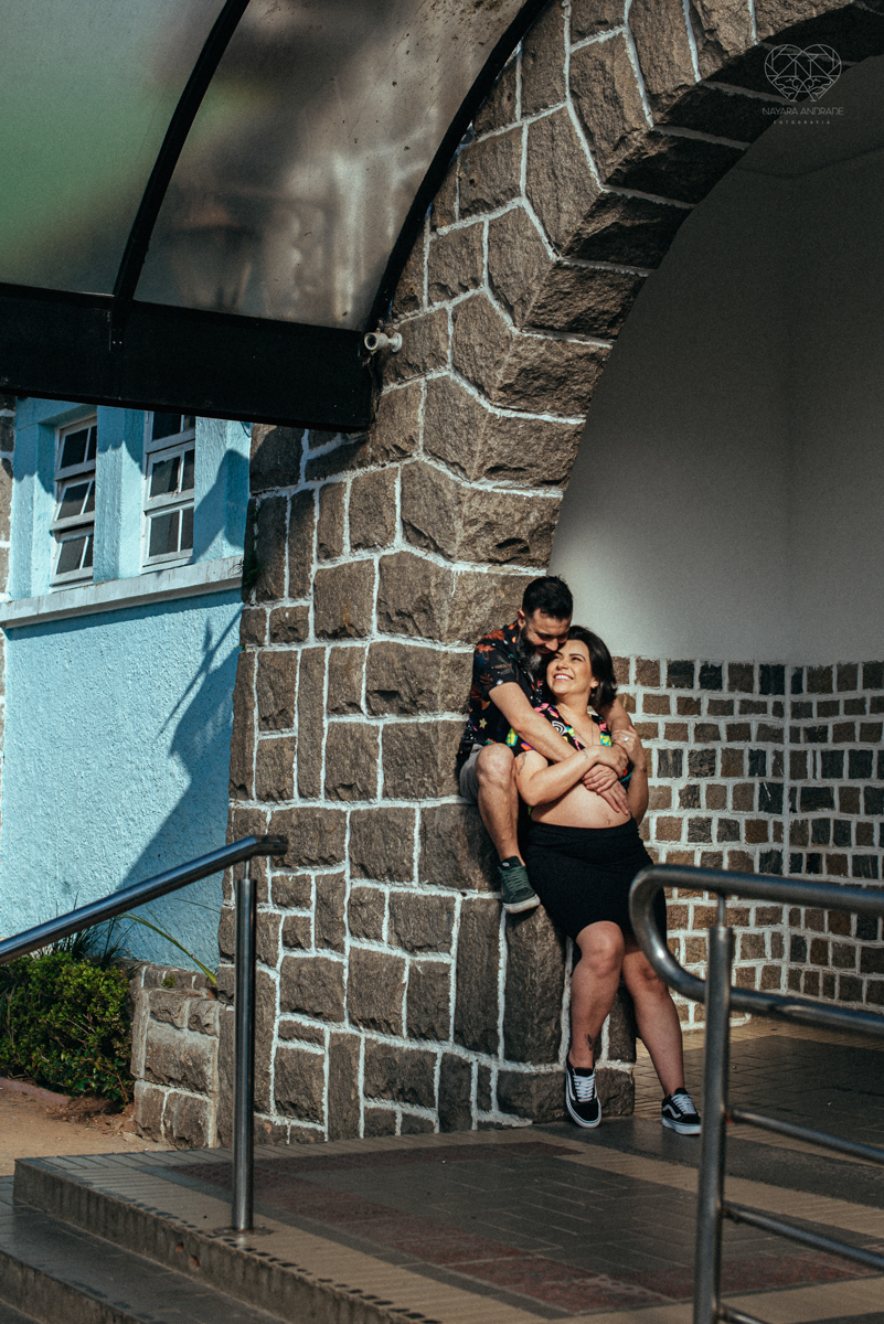 Ensaio gestante feito na praia de santos  litoral de sao paulo pela fotografa premiada nayara andrade fotos leves naturais e com emoçao mulher gravida inspiraçao de fotos  gravidez na praia