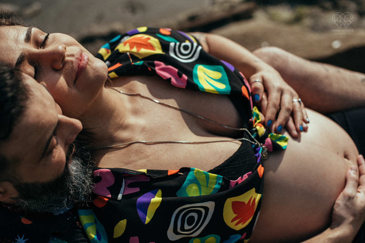 Ensaio gestante feito na praia de santos  litoral de sao paulo pela fotografa premiada nayara andrade fotos leves naturais e com emoçao mulher gravida inspiraçao de fotos  gravidez na praia