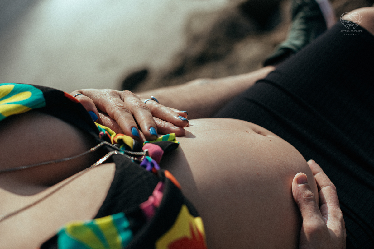 Ensaio gestante feito na praia de santos  litoral de sao paulo pela fotografa premiada nayara andrade fotos leves naturais e com emoçao mulher gravida inspiraçao de fotos  gravidez na praia
