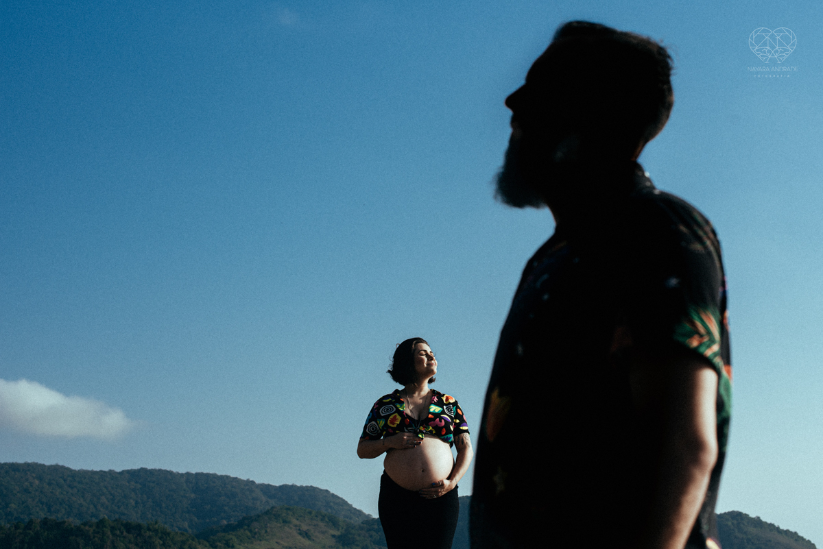 Ensaio gestante feito na praia de santos  litoral de sao paulo pela fotografa premiada nayara andrade fotos leves naturais e com emoçao mulher gravida inspiraçao de fotos  gravidez na praia