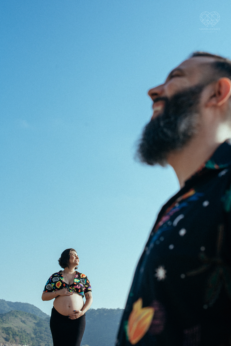 Ensaio gestante feito na praia de santos  litoral de sao paulo pela fotografa premiada nayara andrade fotos leves naturais e com emoçao mulher gravida inspiraçao de fotos  gravidez na praia