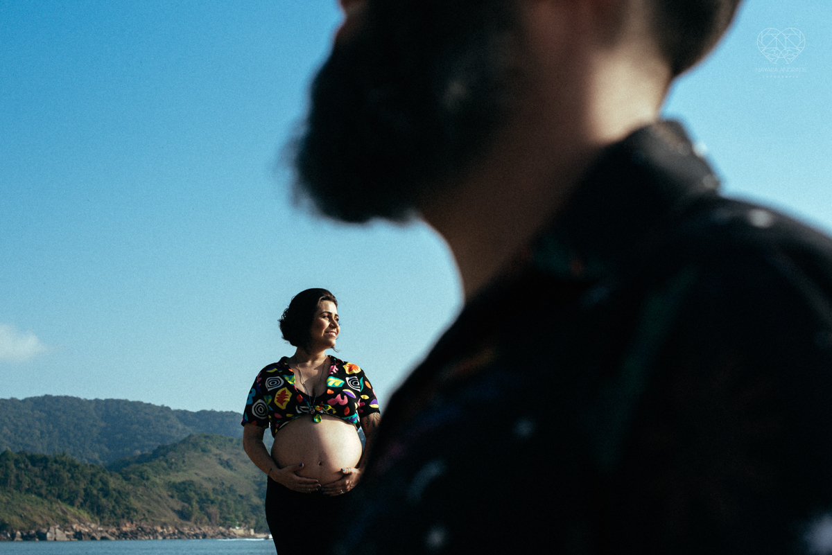 Ensaio gestante feito na praia de santos  litoral de sao paulo pela fotografa premiada nayara andrade fotos leves naturais e com emoçao mulher gravida inspiraçao de fotos  gravidez na praia