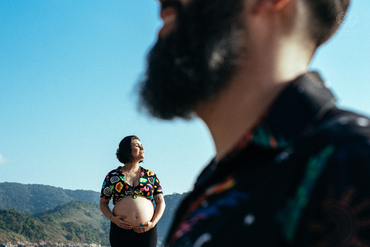 Ensaio gestante feito na praia de santos  litoral de sao paulo pela fotografa premiada nayara andrade fotos leves naturais e com emoçao mulher gravida inspiraçao de fotos  gravidez na praia