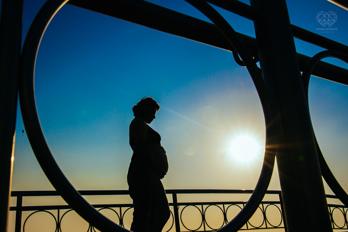 Ensaio gestante feito na praia de santos  litoral de sao paulo pela fotografa premiada nayara andrade fotos leves naturais e com emoçao mulher gravida inspiraçao de fotos  gravidez na praia