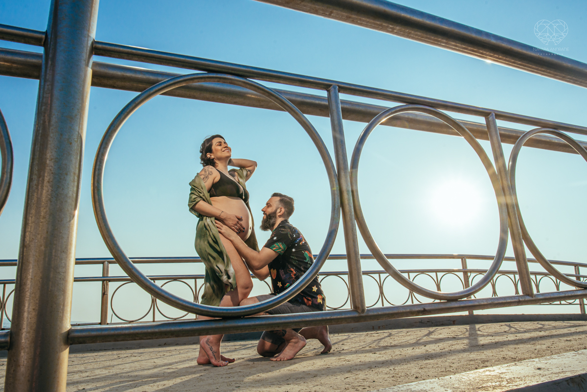 Ensaio gestante feito na praia de santos  litoral de sao paulo pela fotografa premiada nayara andrade fotos leves naturais e com emoçao mulher gravida inspiraçao de fotos  gravidez na praia