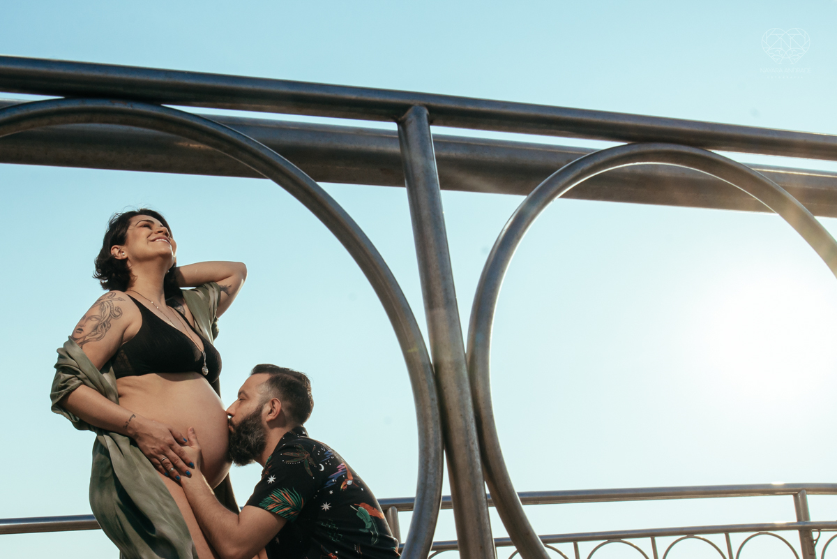 Ensaio gestante feito na praia de santos  litoral de sao paulo pela fotografa premiada nayara andrade fotos leves naturais e com emoçao mulher gravida inspiraçao de fotos  gravidez na praia