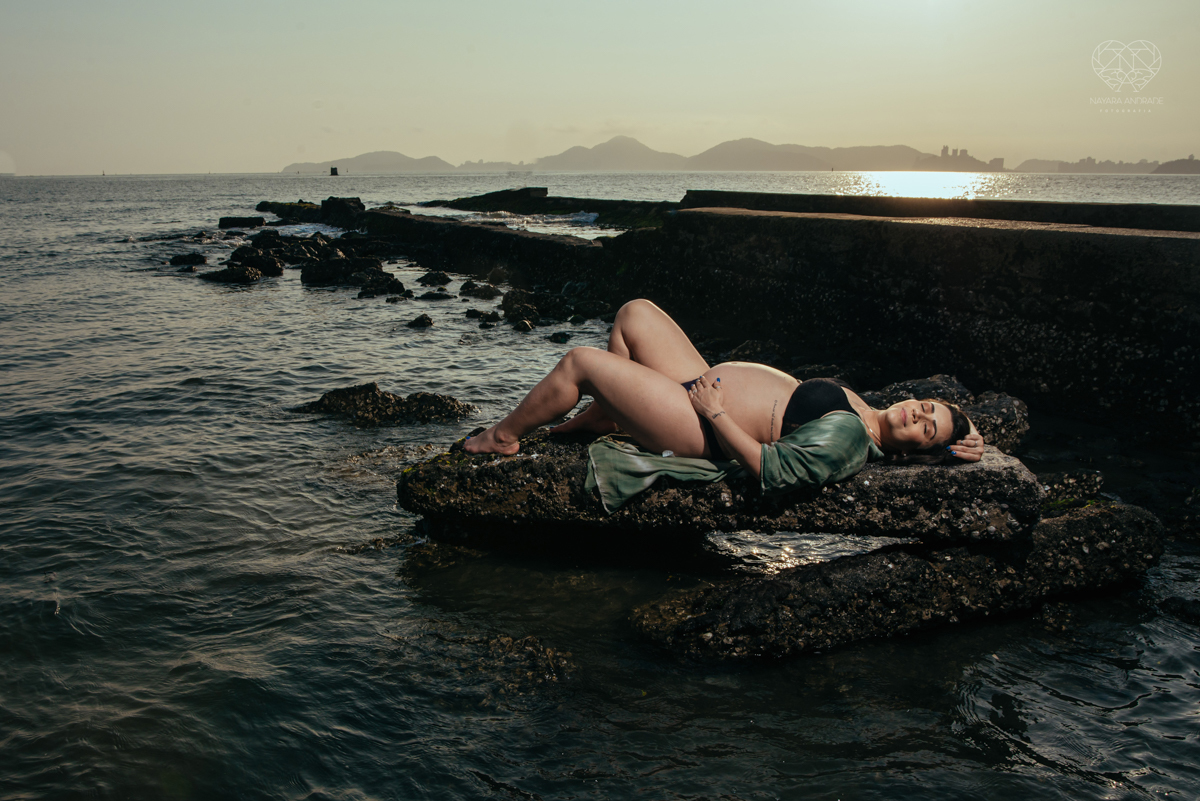Ensaio gestante feito na praia de santos  litoral de sao paulo pela fotografa premiada nayara andrade fotos leves naturais e com emoçao mulher gravida inspiraçao de fotos  gravidez na praia