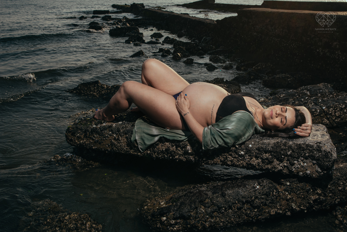 Ensaio gestante feito na praia de santos  litoral de sao paulo pela fotografa premiada nayara andrade fotos leves naturais e com emoçao mulher gravida inspiraçao de fotos  gravidez na praia