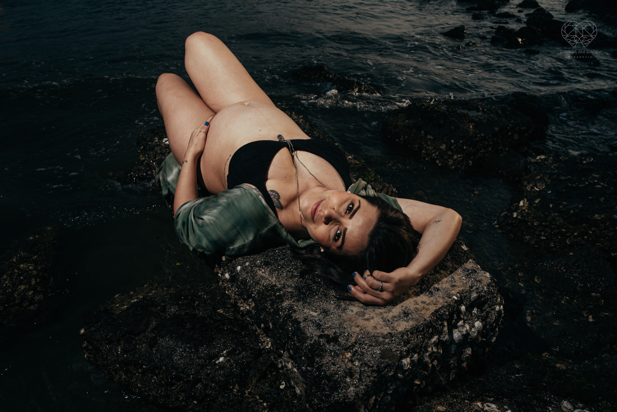 Ensaio gestante feito na praia de santos  litoral de sao paulo pela fotografa premiada nayara andrade fotos leves naturais e com emoçao mulher gravida inspiraçao de fotos  gravidez na praia