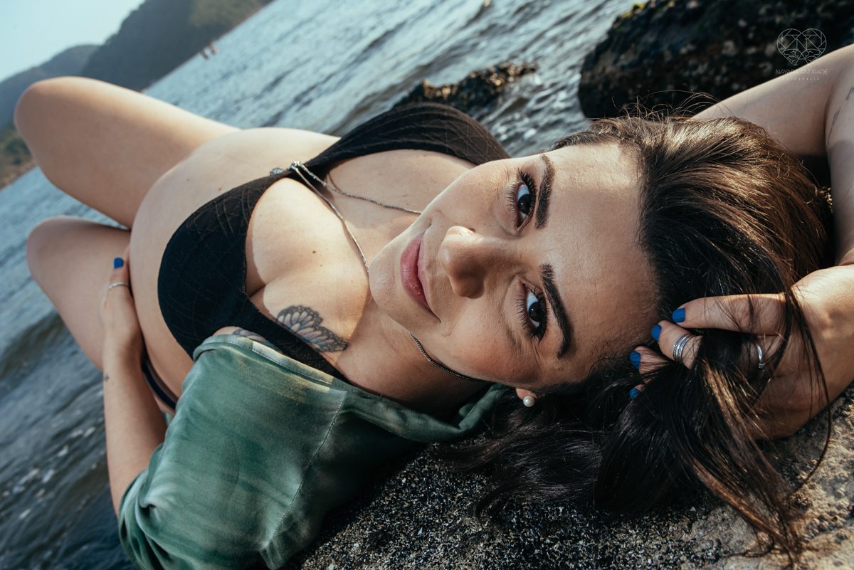 Ensaio gestante feito na praia de santos  litoral de sao paulo pela fotografa premiada nayara andrade fotos leves naturais e com emoçao mulher gravida inspiraçao de fotos  gravidez na praia