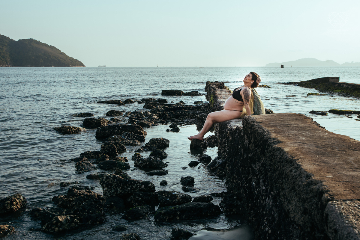 Ensaio gestante feito na praia de santos  litoral de sao paulo pela fotografa premiada nayara andrade fotos leves naturais e com emoçao mulher gravida inspiraçao de fotos  gravidez na praia