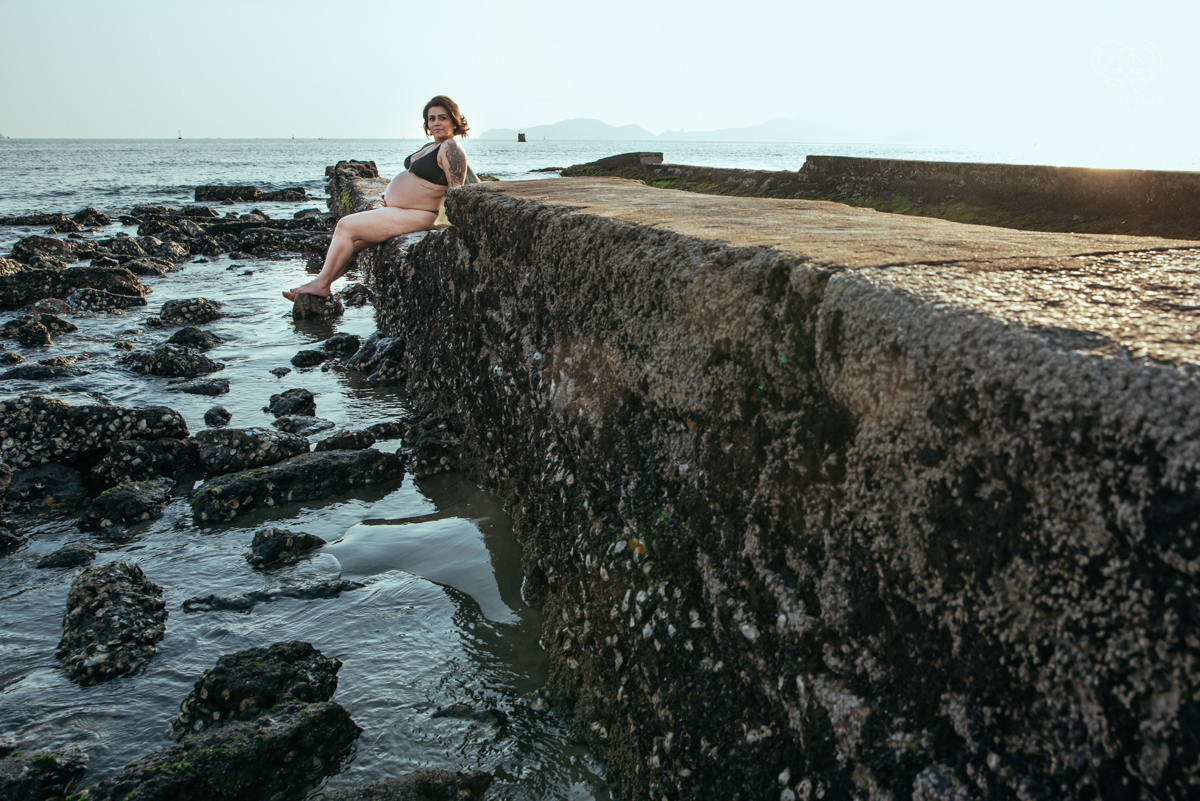 Ensaio gestante feito na praia de santos  litoral de sao paulo pela fotografa premiada nayara andrade fotos leves naturais e com emoçao mulher gravida inspiraçao de fotos  gravidez na praia