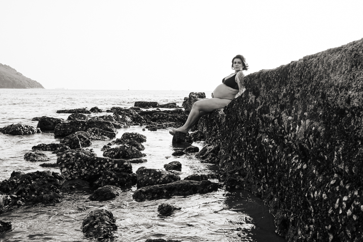 Ensaio gestante feito na praia de santos  litoral de sao paulo pela fotografa premiada nayara andrade fotos leves naturais e com emoçao mulher gravida inspiraçao de fotos  gravidez na praia