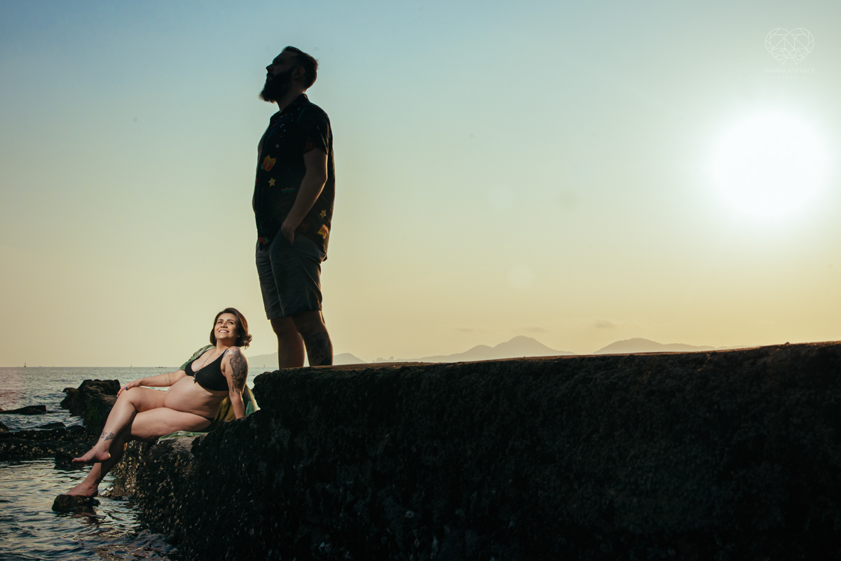 Ensaio gestante feito na praia de santos  litoral de sao paulo pela fotografa premiada nayara andrade fotos leves naturais e com emoçao mulher gravida inspiraçao de fotos  gravidez na praia