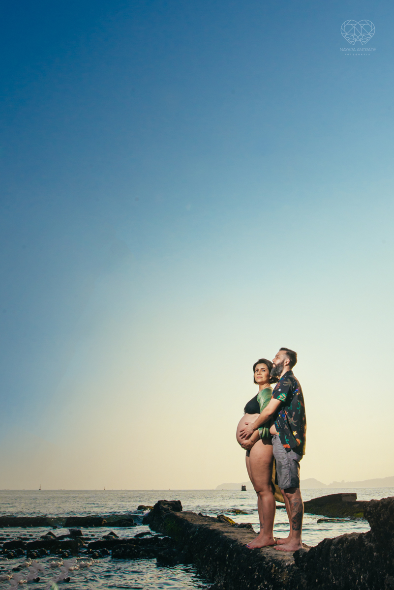 Ensaio gestante feito na praia de santos  litoral de sao paulo pela fotografa premiada nayara andrade fotos leves naturais e com emoçao mulher gravida inspiraçao de fotos  gravidez na praia
