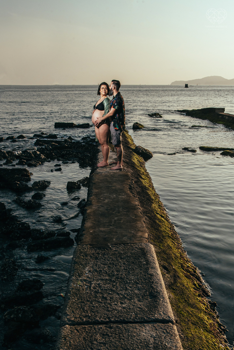 Ensaio gestante feito na praia de santos  litoral de sao paulo pela fotografa premiada nayara andrade fotos leves naturais e com emoçao mulher gravida inspiraçao de fotos  gravidez na praia