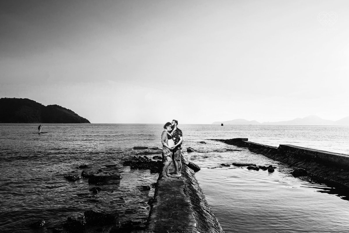 Ensaio gestante feito na praia de santos  litoral de sao paulo pela fotografa premiada nayara andrade fotos leves naturais e com emoçao mulher gravida inspiraçao de fotos  gravidez na praia