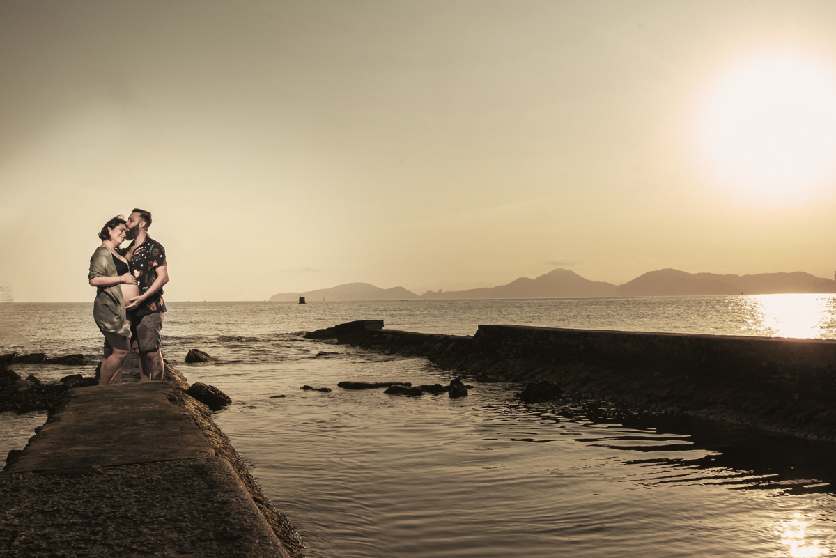 Ensaio gestante feito na praia de santos  litoral de sao paulo pela fotografa premiada nayara andrade fotos leves naturais e com emoçao mulher gravida inspiraçao de fotos  gravidez na praia