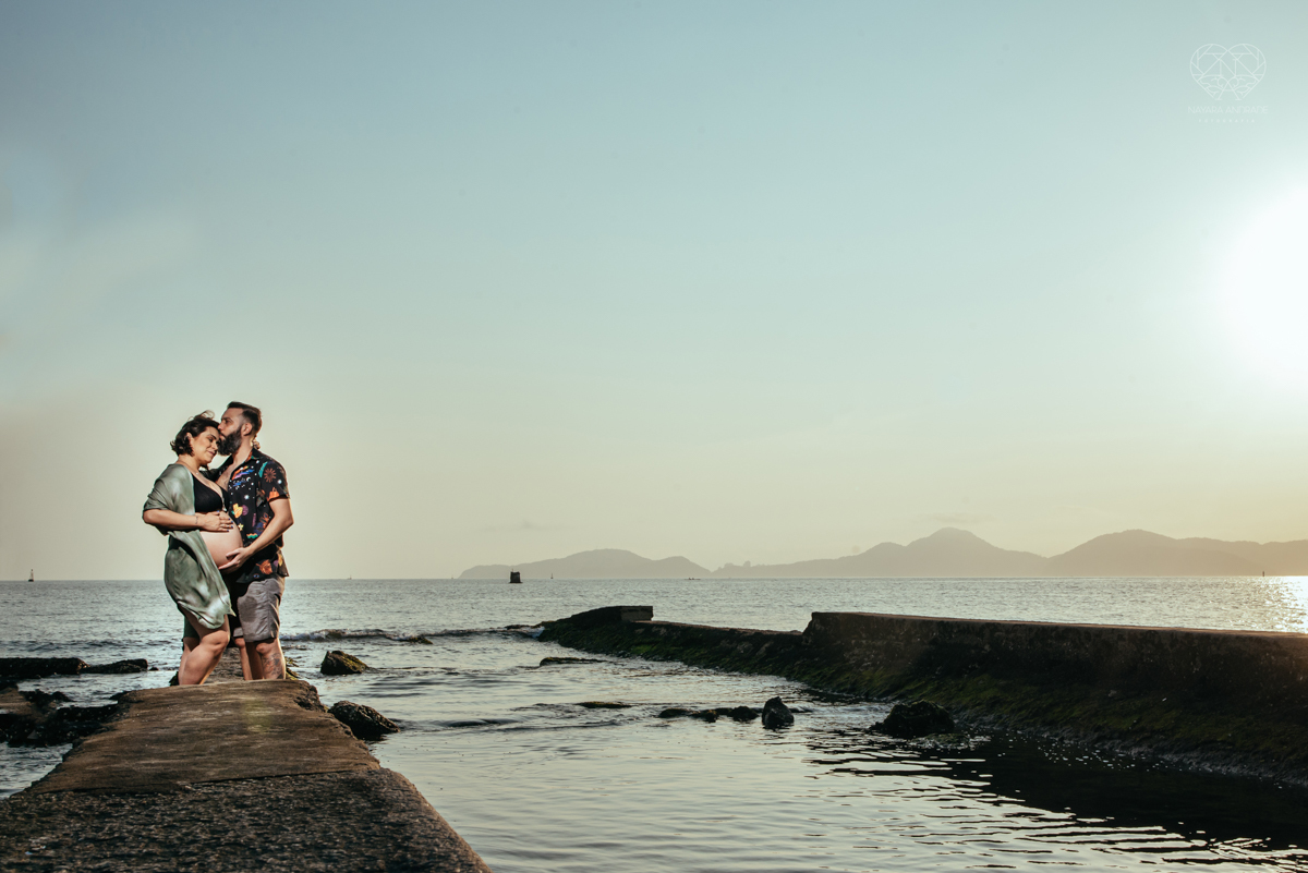 Ensaio gestante feito na praia de santos  litoral de sao paulo pela fotografa premiada nayara andrade fotos leves naturais e com emoçao mulher gravida inspiraçao de fotos  gravidez na praia