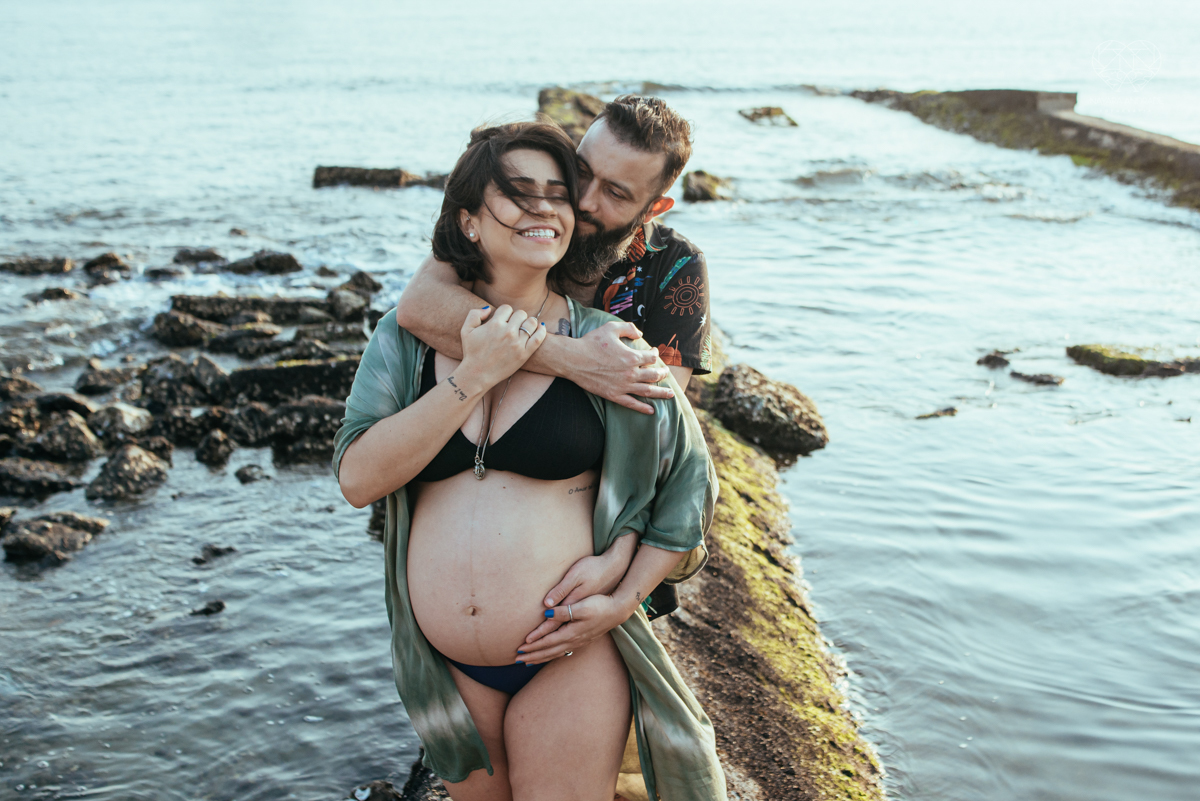 Ensaio gestante feito na praia de santos  litoral de sao paulo pela fotografa premiada nayara andrade fotos leves naturais e com emoçao mulher gravida inspiraçao de fotos  gravidez na praia