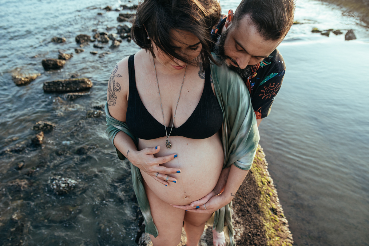 Ensaio gestante feito na praia de santos  litoral de sao paulo pela fotografa premiada nayara andrade fotos leves naturais e com emoçao mulher gravida inspiraçao de fotos  gravidez na praia