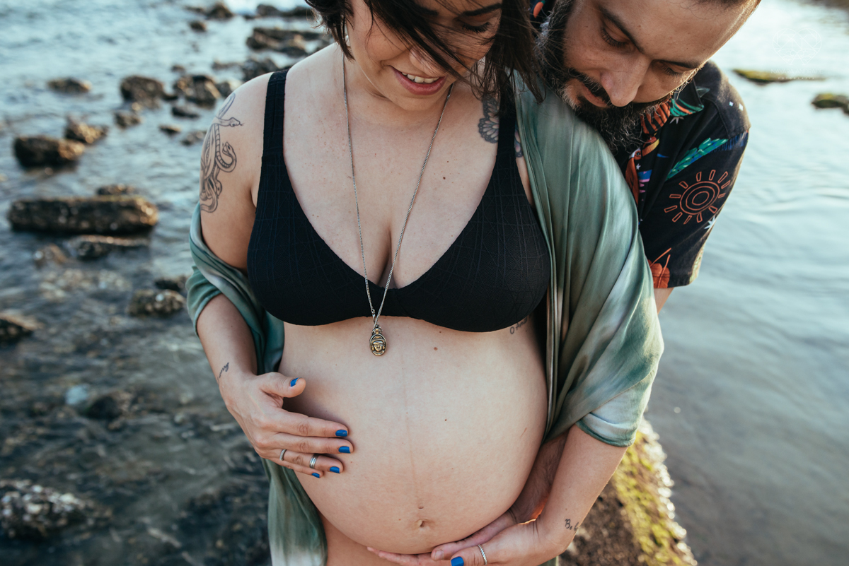 Ensaio gestante feito na praia de santos  litoral de sao paulo pela fotografa premiada nayara andrade fotos leves naturais e com emoçao mulher gravida inspiraçao de fotos  gravidez na praia