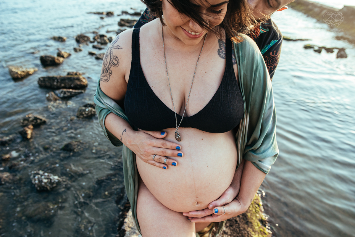 Ensaio gestante feito na praia de santos  litoral de sao paulo pela fotografa premiada nayara andrade fotos leves naturais e com emoçao mulher gravida inspiraçao de fotos  gravidez na praia