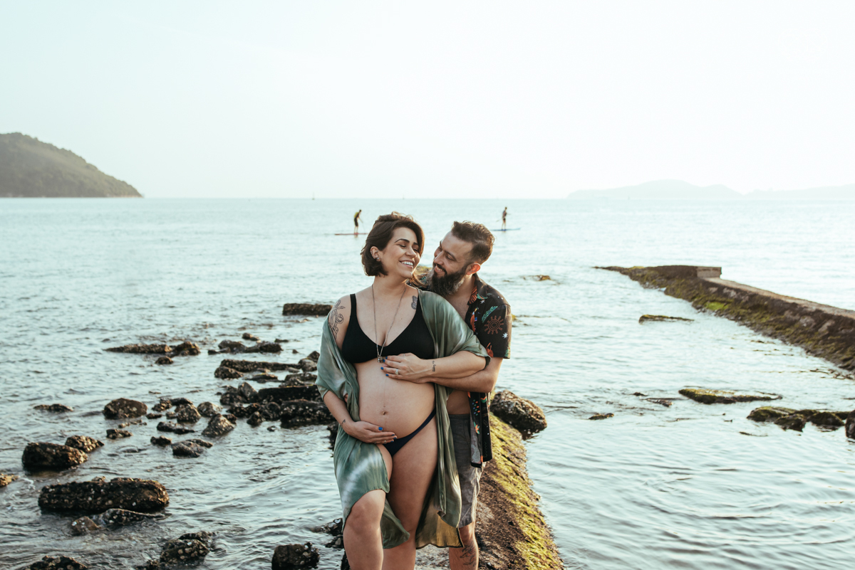 Ensaio gestante feito na praia de santos  litoral de sao paulo pela fotografa premiada nayara andrade fotos leves naturais e com emoçao mulher gravida inspiraçao de fotos  gravidez na praia