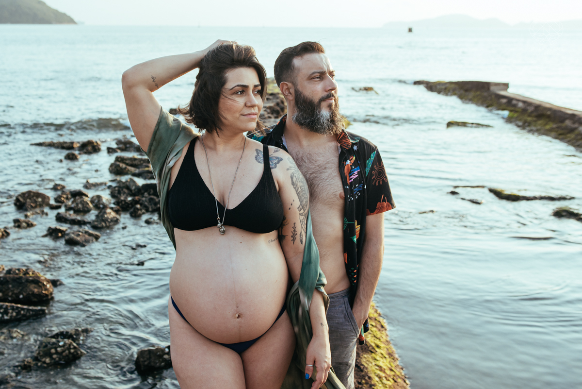 Ensaio gestante feito na praia de santos  litoral de sao paulo pela fotografa premiada nayara andrade fotos leves naturais e com emoçao mulher gravida inspiraçao de fotos  gravidez na praia