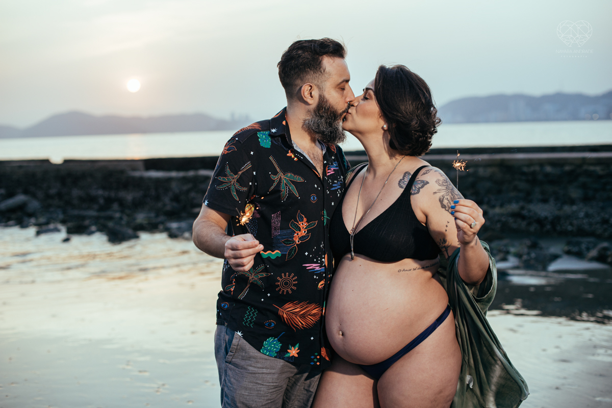 Ensaio gestante feito na praia de santos  litoral de sao paulo pela fotografa premiada nayara andrade fotos leves naturais e com emoçao mulher gravida inspiraçao de fotos  gravidez na praia