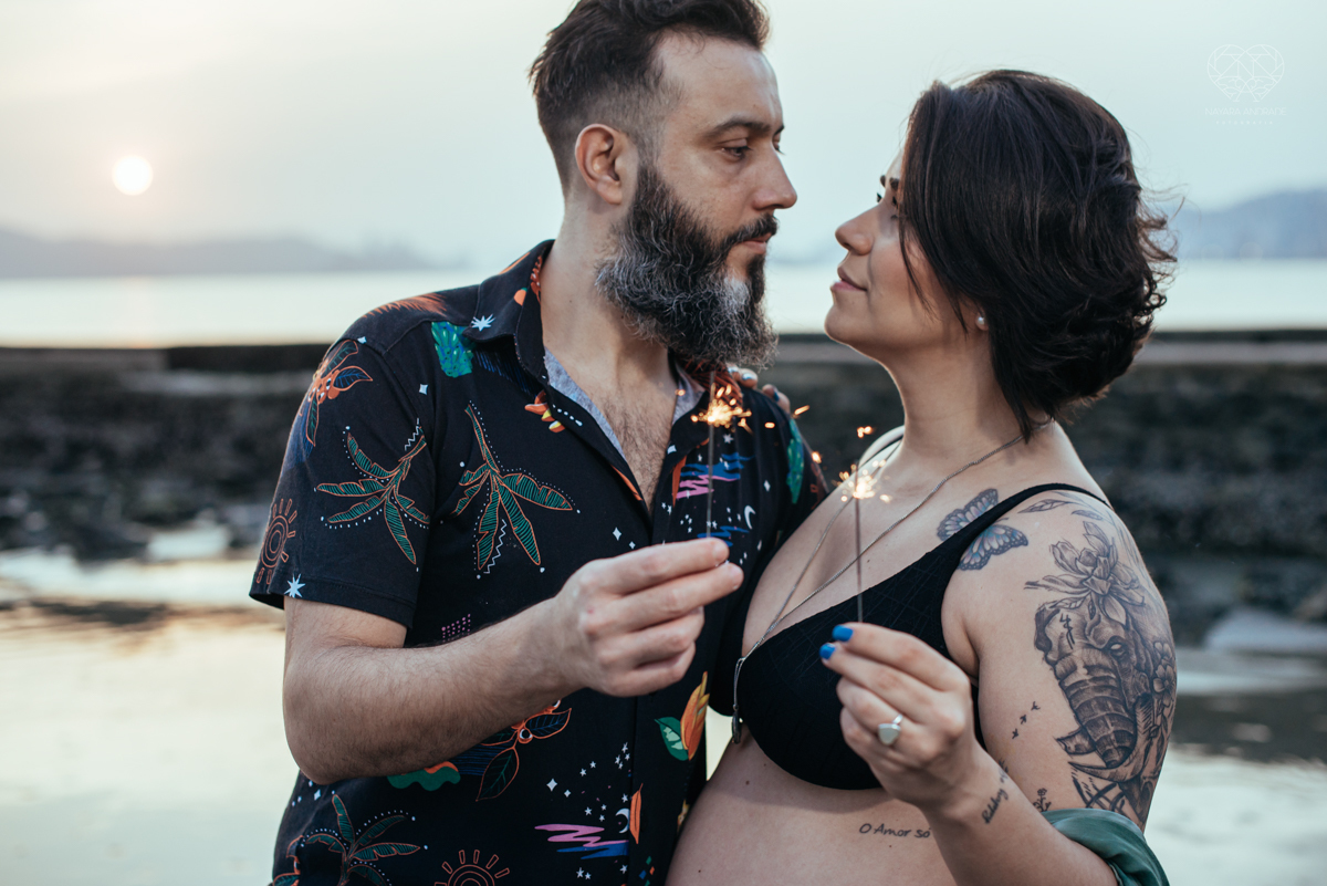Ensaio gestante feito na praia de santos  litoral de sao paulo pela fotografa premiada nayara andrade fotos leves naturais e com emoçao mulher gravida inspiraçao de fotos  gravidez na praia