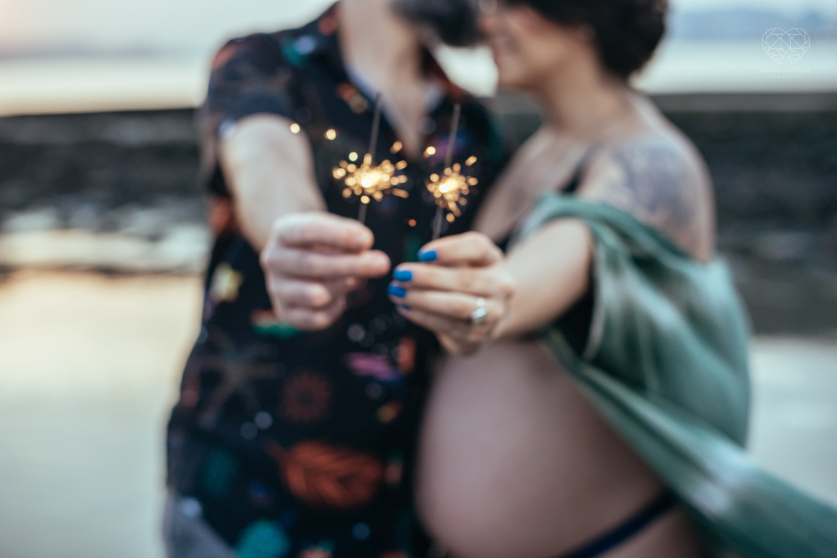 Ensaio gestante feito na praia de santos  litoral de sao paulo pela fotografa premiada nayara andrade fotos leves naturais e com emoçao mulher gravida inspiraçao de fotos  gravidez na praia