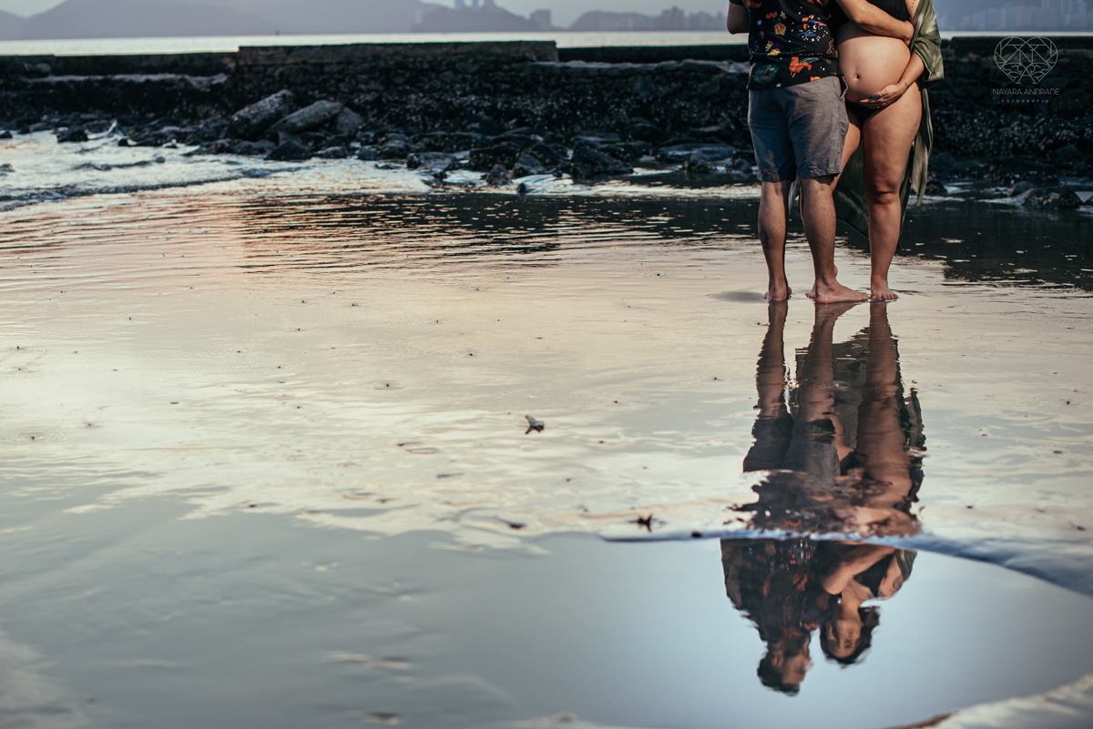 Ensaio gestante feito na praia de santos  litoral de sao paulo pela fotografa premiada nayara andrade fotos leves naturais e com emoçao mulher gravida inspiraçao de fotos  gravidez na praia