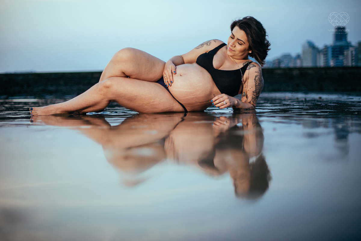 Ensaio gestante feito na praia de santos  litoral de sao paulo pela fotografa premiada nayara andrade fotos leves naturais e com emoçao mulher gravida inspiraçao de fotos  gravidez na praia