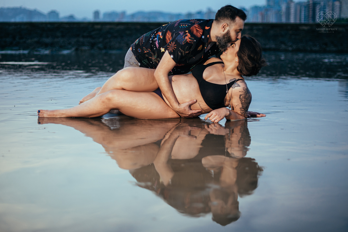 Ensaio gestante feito na praia de santos  litoral de sao paulo pela fotografa premiada nayara andrade fotos leves naturais e com emoçao mulher gravida inspiraçao de fotos  gravidez na praia