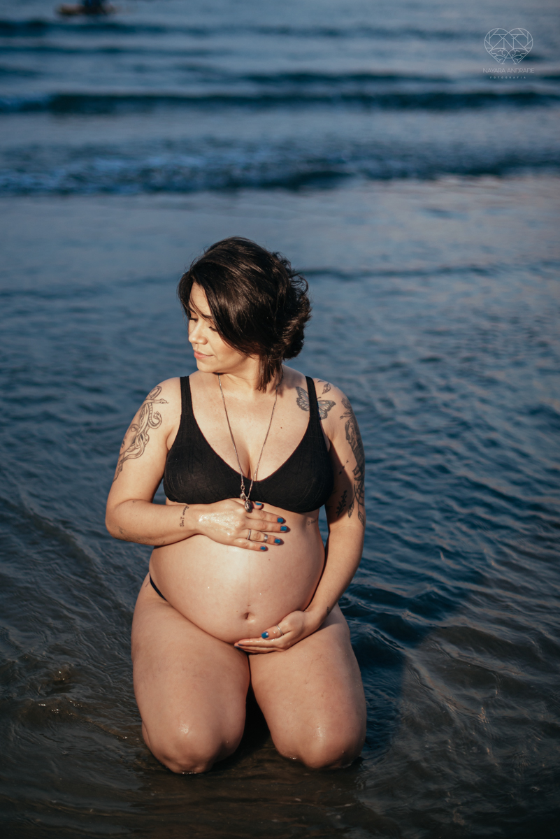 Ensaio gestante feito na praia de santos  litoral de sao paulo pela fotografa premiada nayara andrade fotos leves naturais e com emoçao mulher gravida inspiraçao de fotos  gravidez na praia
