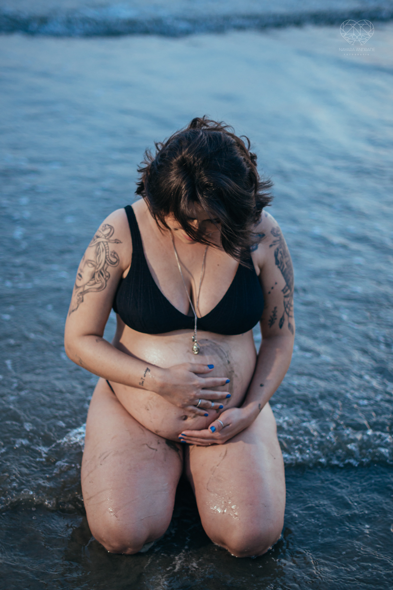 Ensaio gestante feito na praia de santos  litoral de sao paulo pela fotografa premiada nayara andrade fotos leves naturais e com emoçao mulher gravida inspiraçao de fotos  gravidez na praia