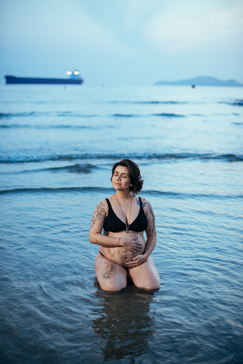 Ensaio gestante feito na praia de santos  litoral de sao paulo pela fotografa premiada nayara andrade fotos leves naturais e com emoçao mulher gravida inspiraçao de fotos  gravidez na praia