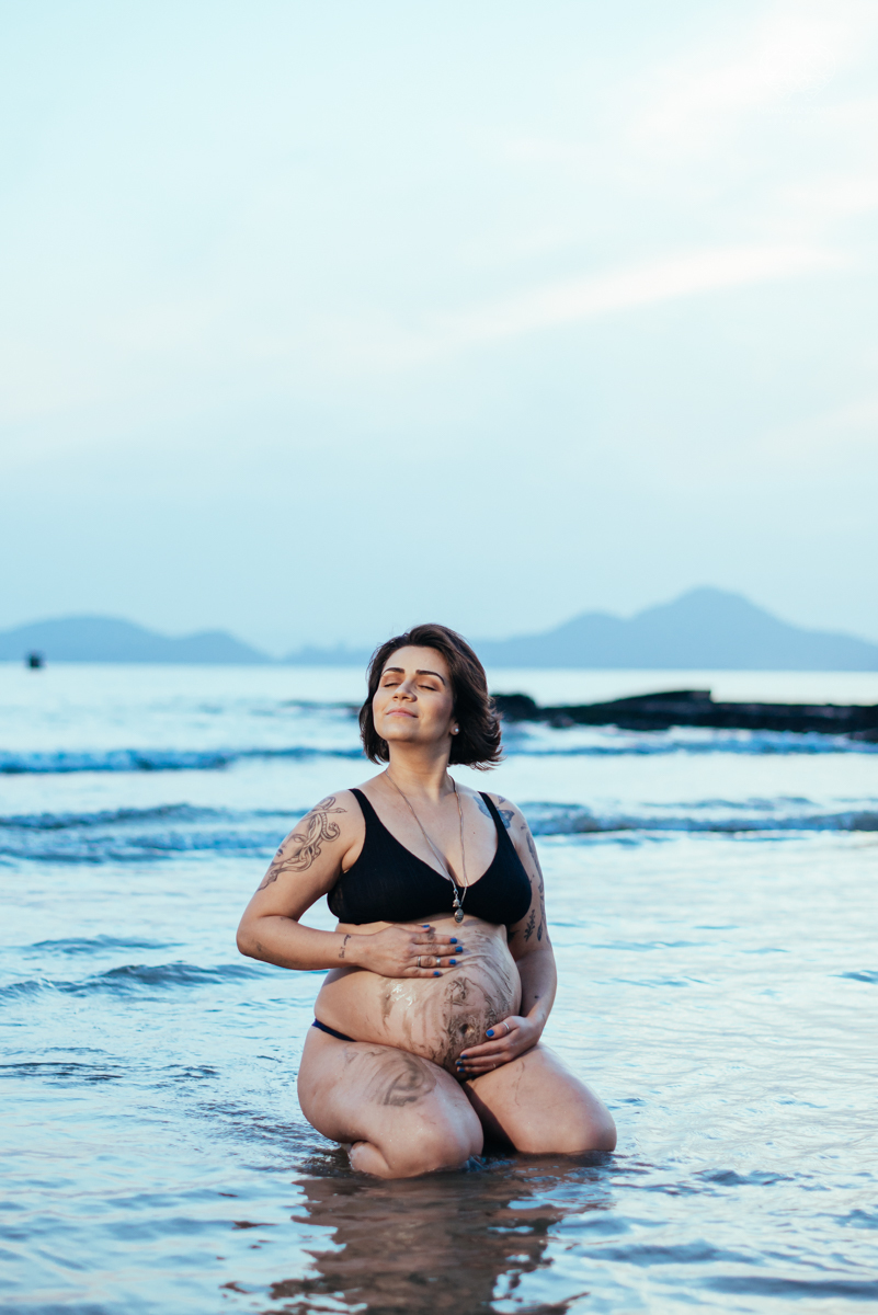 Ensaio gestante feito na praia de santos  litoral de sao paulo pela fotografa premiada nayara andrade fotos leves naturais e com emoçao mulher gravida inspiraçao de fotos  gravidez na praia
