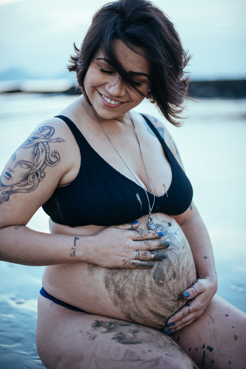 Ensaio gestante feito na praia de santos  litoral de sao paulo pela fotografa premiada nayara andrade fotos leves naturais e com emoçao mulher gravida inspiraçao de fotos  gravidez na praia