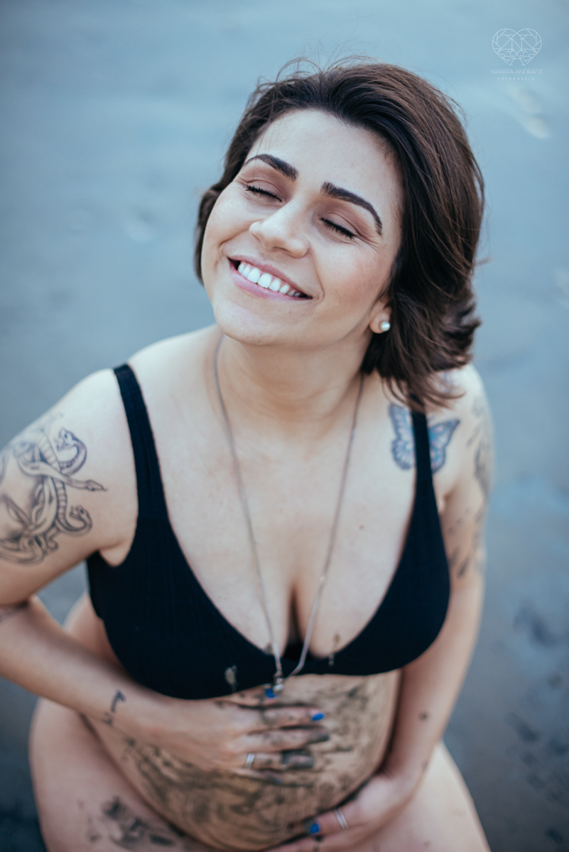 Ensaio gestante feito na praia de santos  litoral de sao paulo pela fotografa premiada nayara andrade fotos leves naturais e com emoçao mulher gravida inspiraçao de fotos  gravidez na praia
