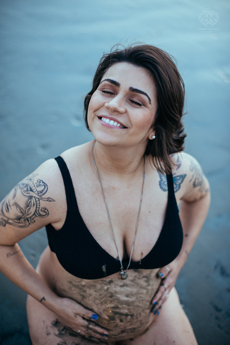 Ensaio gestante feito na praia de santos  litoral de sao paulo pela fotografa premiada nayara andrade fotos leves naturais e com emoçao mulher gravida inspiraçao de fotos  gravidez na praia