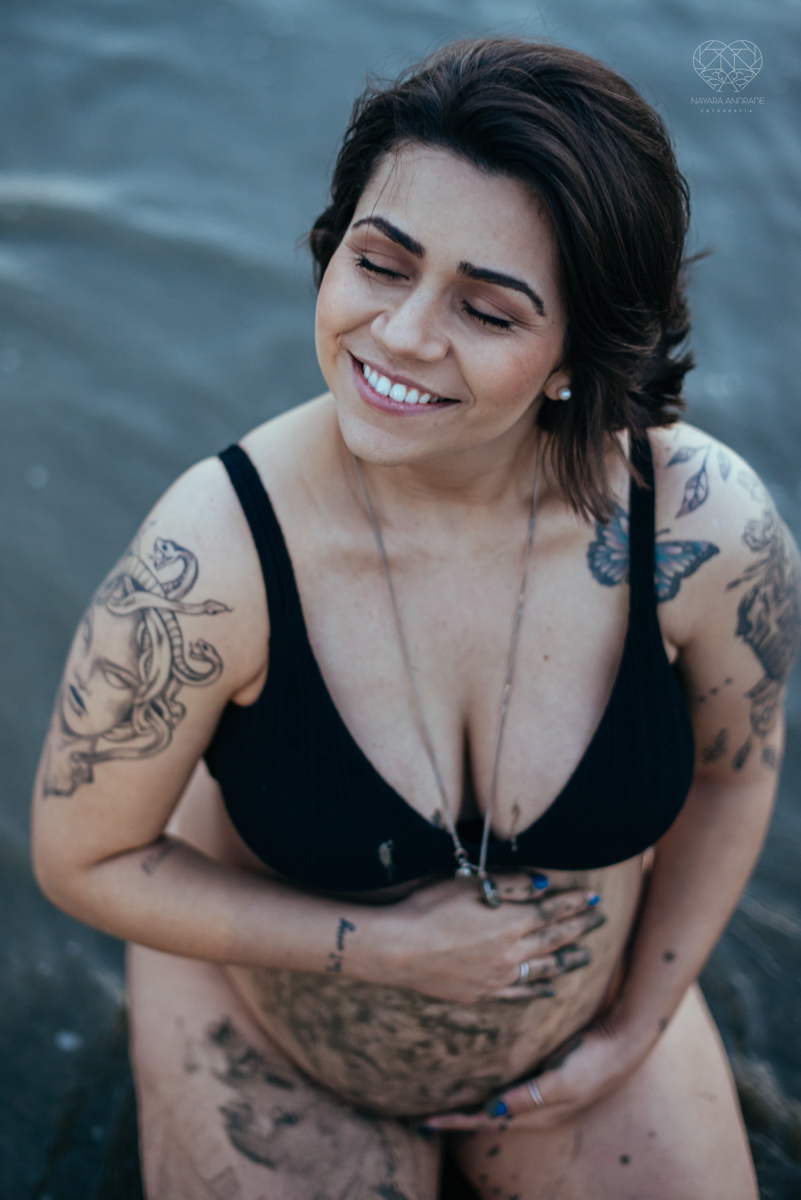 Ensaio gestante feito na praia de santos  litoral de sao paulo pela fotografa premiada nayara andrade fotos leves naturais e com emoçao mulher gravida inspiraçao de fotos  gravidez na praia