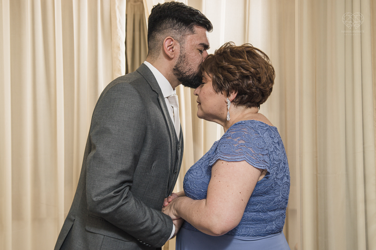 casamento classico com passarela espelhada luste luzes de noite no campo ao ar livre no ravena garden fotos pela fotografa premada Nayara Andrade de santos litoral de sao paulo